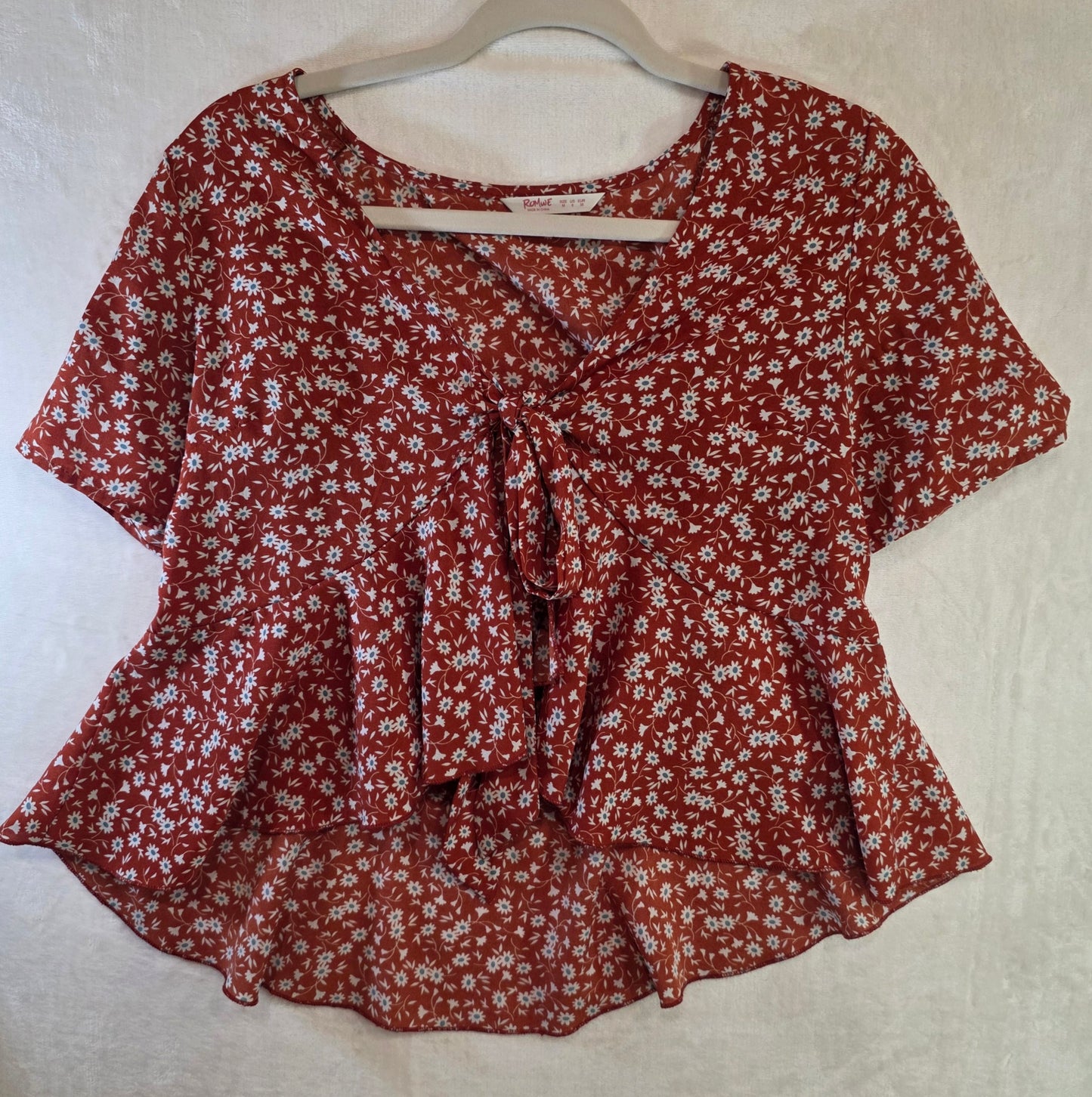 Tie Front Ditsy Floral Ruffle Hem Top – ROMWE Women’s Size M
