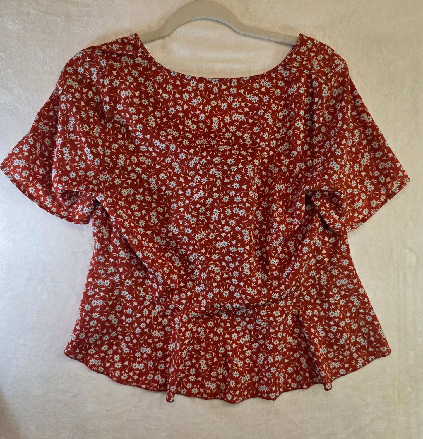 Tie Front Ditsy Floral Ruffle Hem Top – ROMWE Women’s Size M