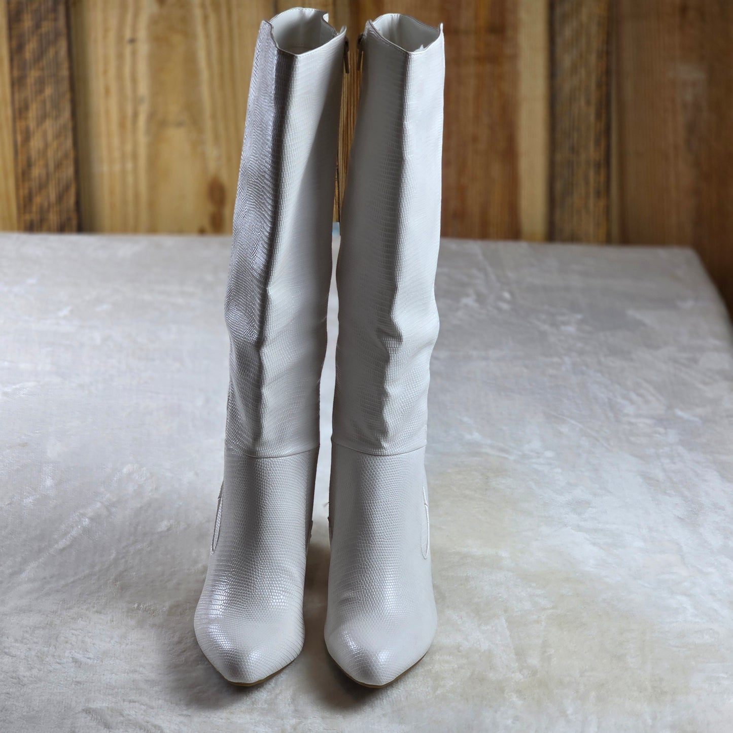Women’s White Knee High Boots Size 7.5 Block Heel Textured Zip Fashion Boots