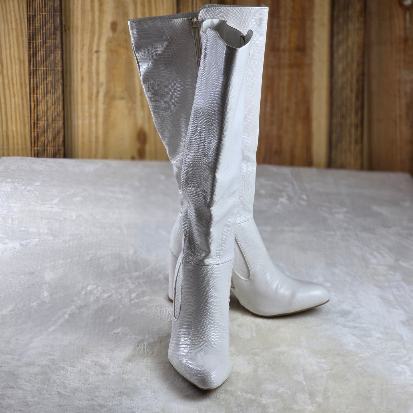 Women’s White Knee High Boots Size 7.5 Block Heel Textured Zip Fashion Boots