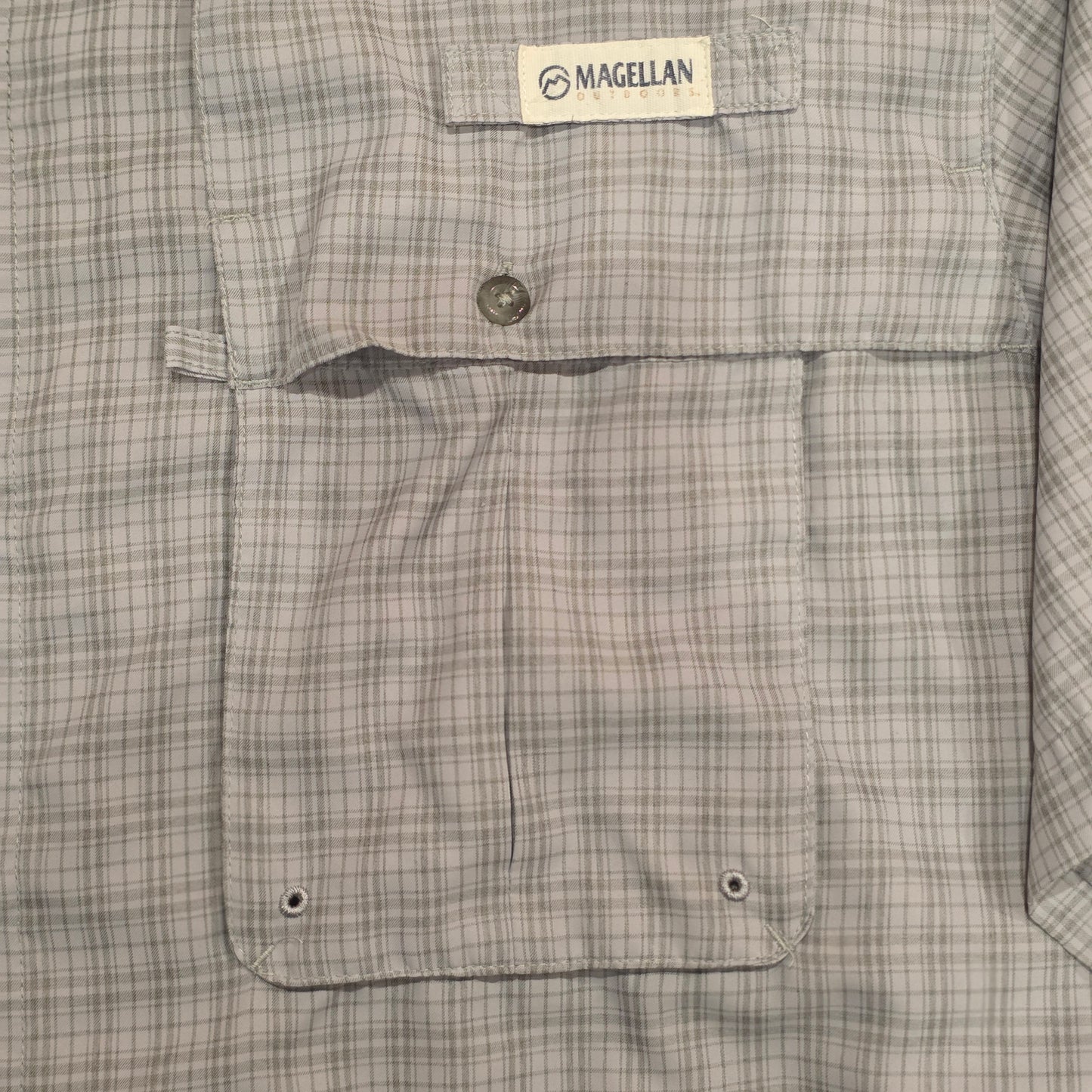 Magellan Outdoors Fishing Shirt Mens 2XL Gray Plaid Short Sleeve Vented Performance
