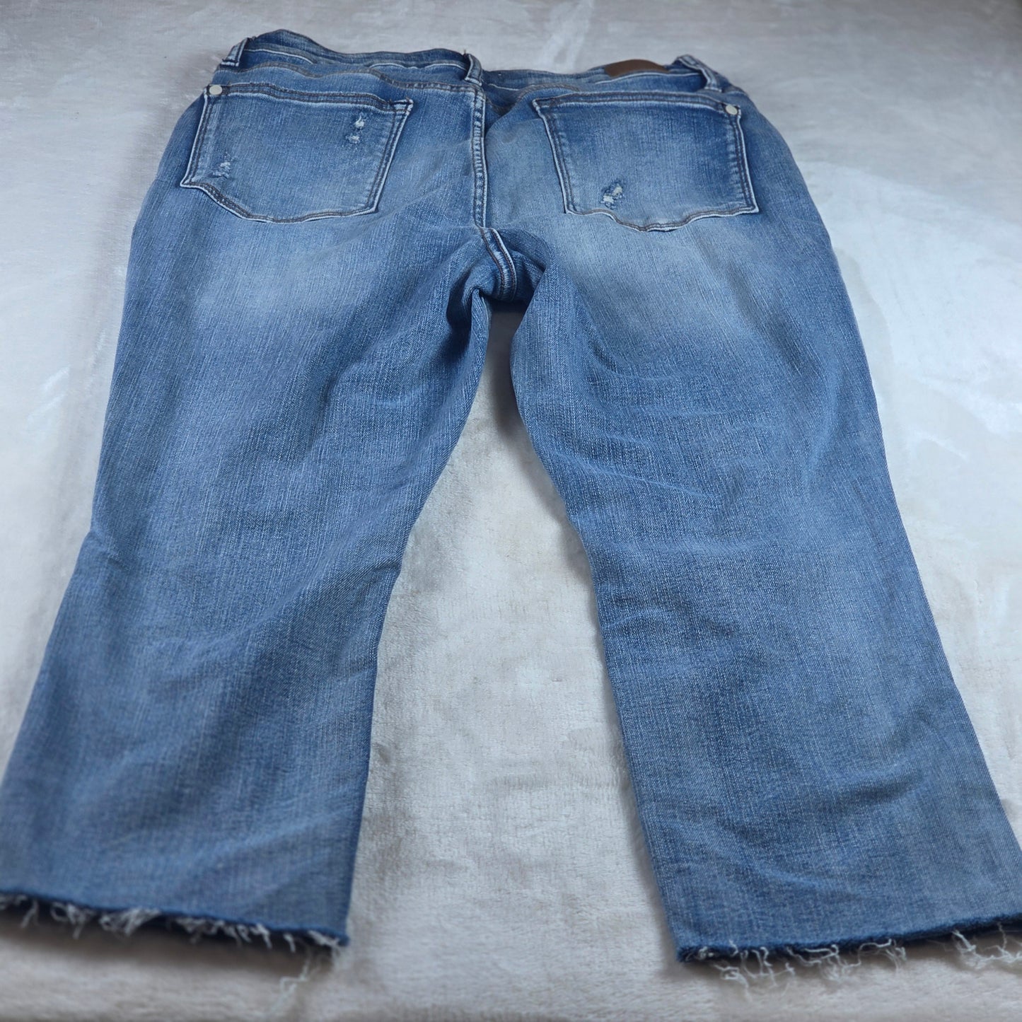 Judy Blue Distressed Cropped Jeans Raw Hem Medium Wash Women’s Denim