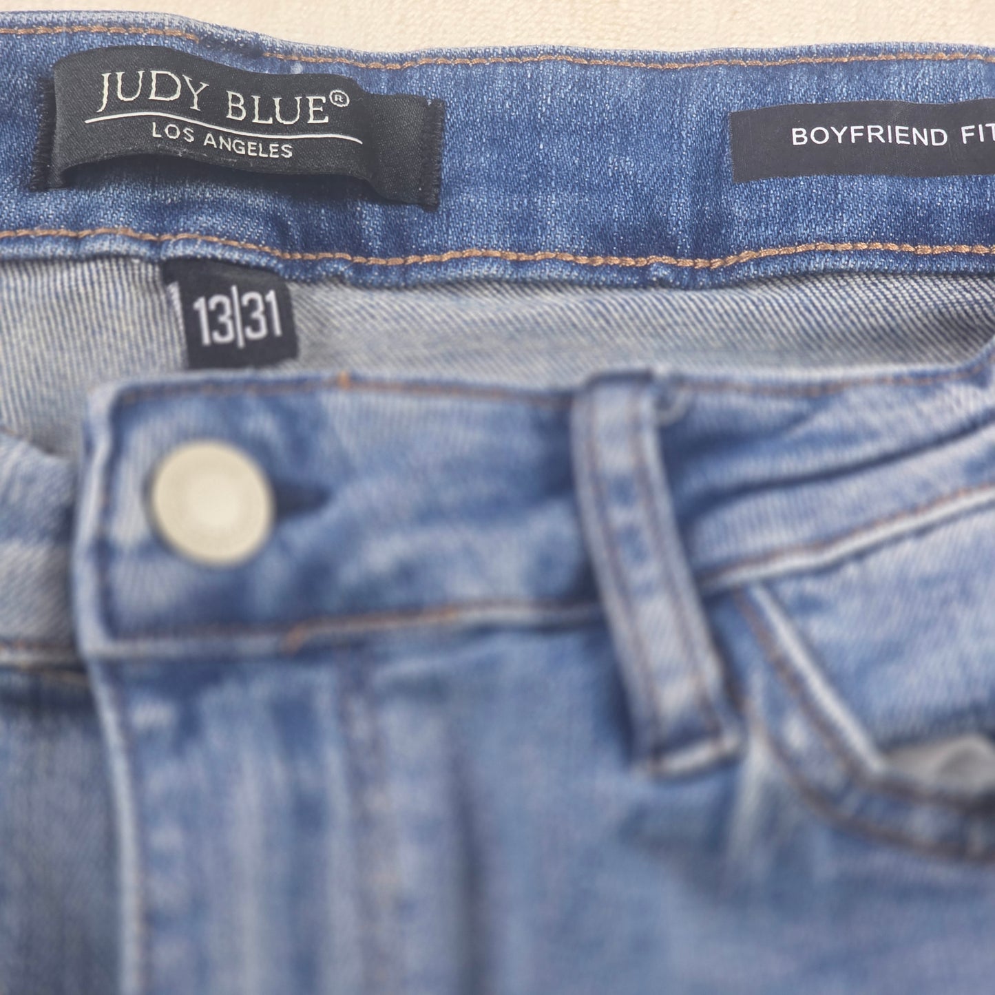 Judy Blue Distressed Cropped Jeans Raw Hem Medium Wash Women’s Denim