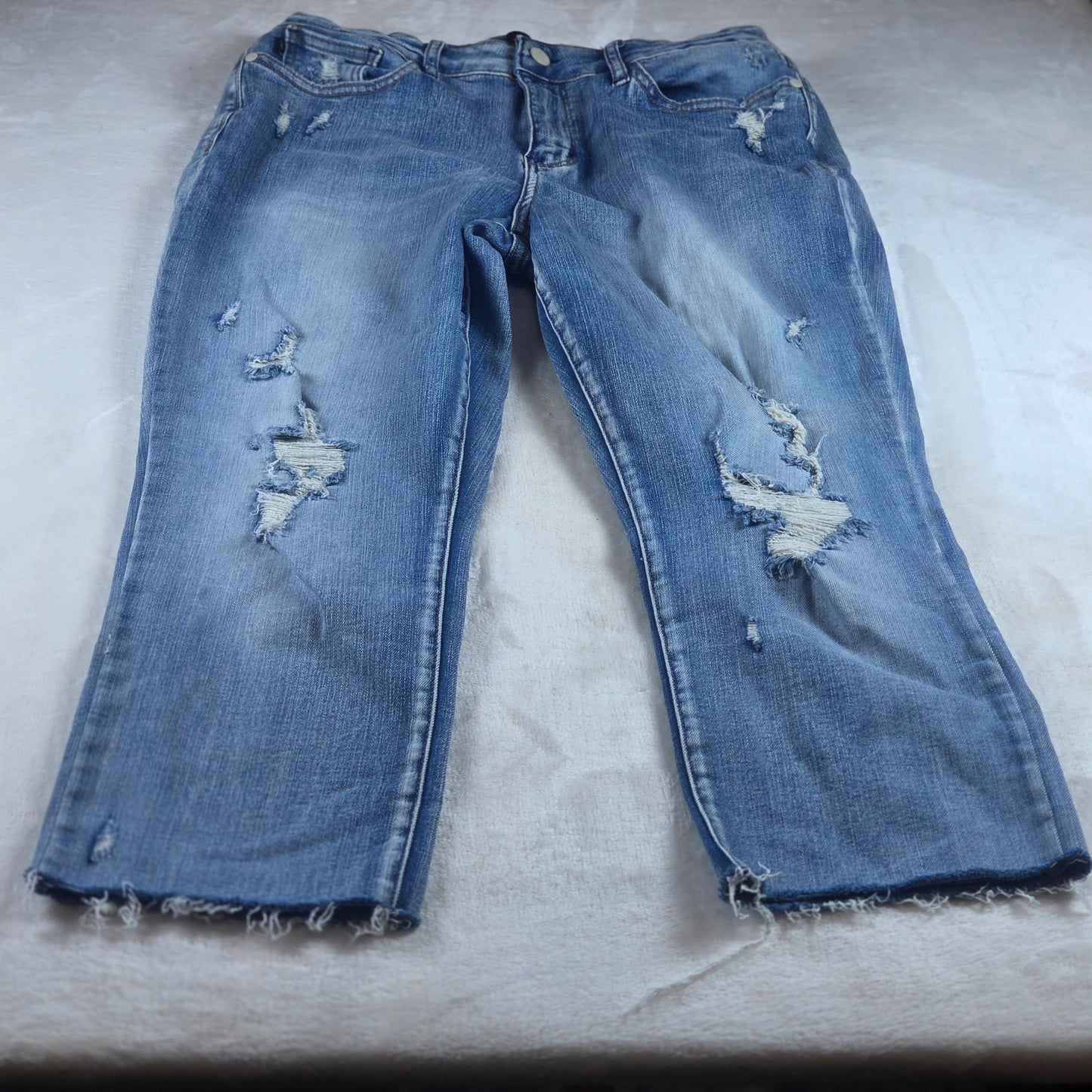 Judy Blue Distressed Cropped Jeans Raw Hem Medium Wash Women’s Denim