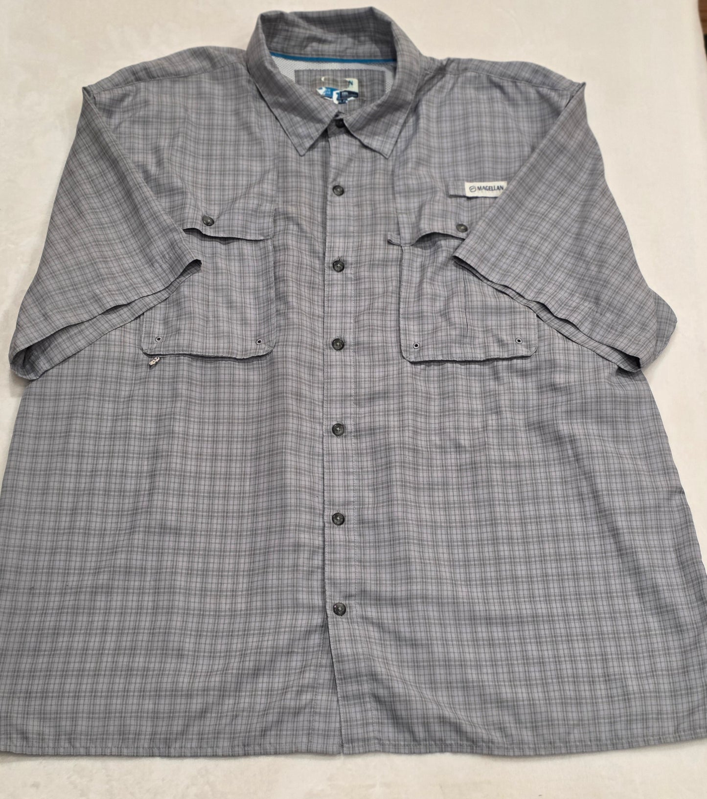 Magellan Outdoors Fishing Shirt Mens 2XL Gray Plaid Short Sleeve Vented Performance