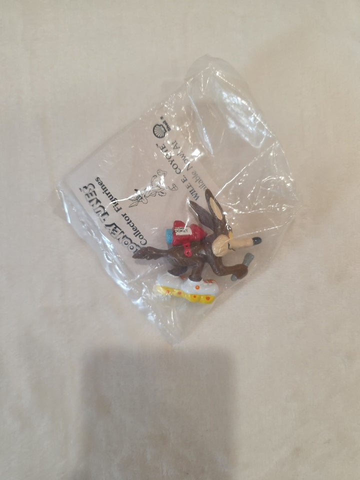 Vintage Looney Tunes Wile E Coyote Shell Gas Collectible Figurine Toy 1990 WB NIP