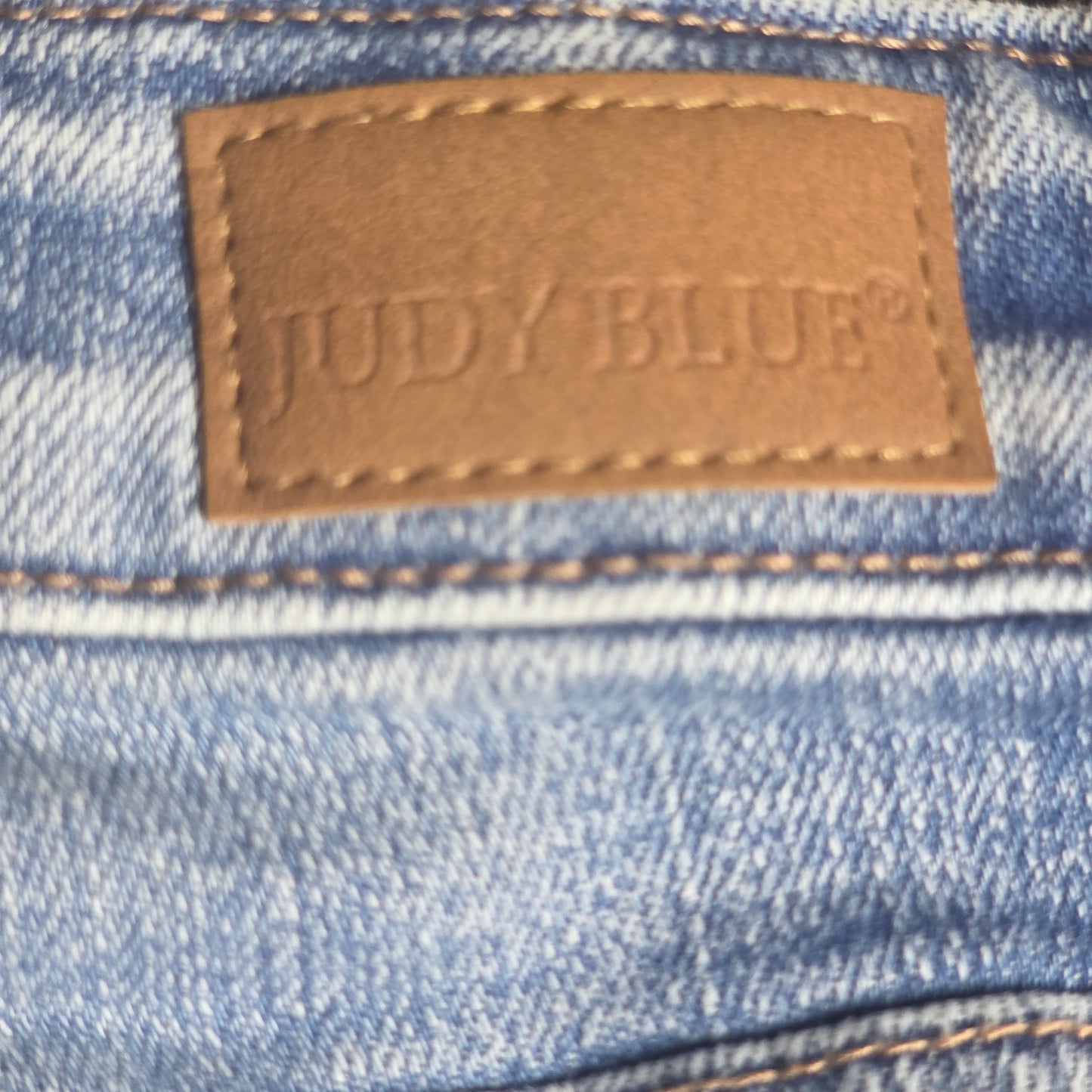 Judy Blue Distressed Cropped Jeans Raw Hem Medium Wash Women’s Denim